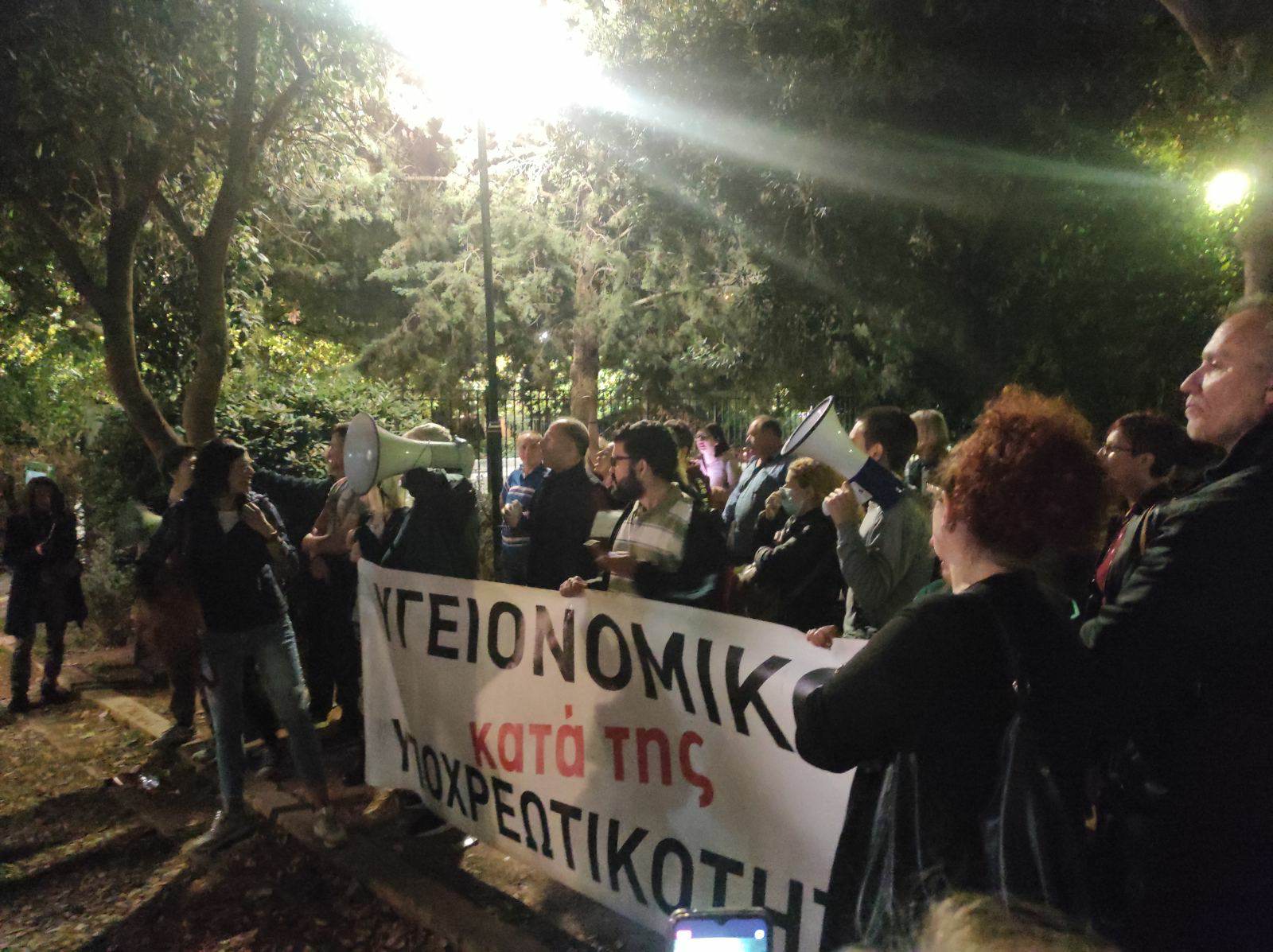 Συνεχίζουν τις δυναμικές κινητοποιήσεις τους κατά του υποχρεωτικού εμβολιασμού οι υγειονομικοί υπάλληλοι που παραμένουν σε αναστολή εργασίας.