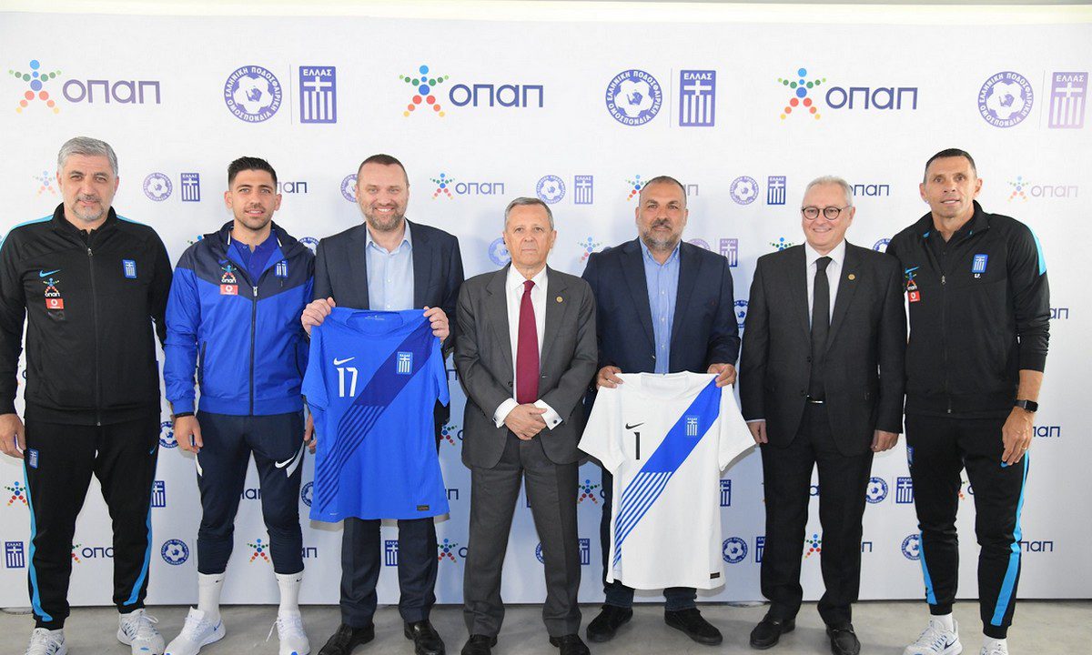 2. Κώστας Κωνσταντινίδης, Τεχνικός Διευθυντής των Εθνικών Ομάδων, Τάσος Μπακασέτας, αρχηγός της Εθνικής Ομάδας, Γιάννης Ρόκκας, Chief Marketing Officer του ΟΠΑΠ, Τάκης Μπαλτάκος, Πρόεδρος της Ελληνικής Ποδοσφαιρικής Ομοσπονδίας, Θανάσης Μπασδέκης, Head of Sponsorships του ΟΠΑΠ, Ιάκωβος Φιλιππούσης, Εκτελεστικός Διευθυντής της Ελληνικής Ποδοσφαιρικής Ομοσπονδίας, Γουστάβο Πογέτ, προπονητής της Εθνικής Ομάδας