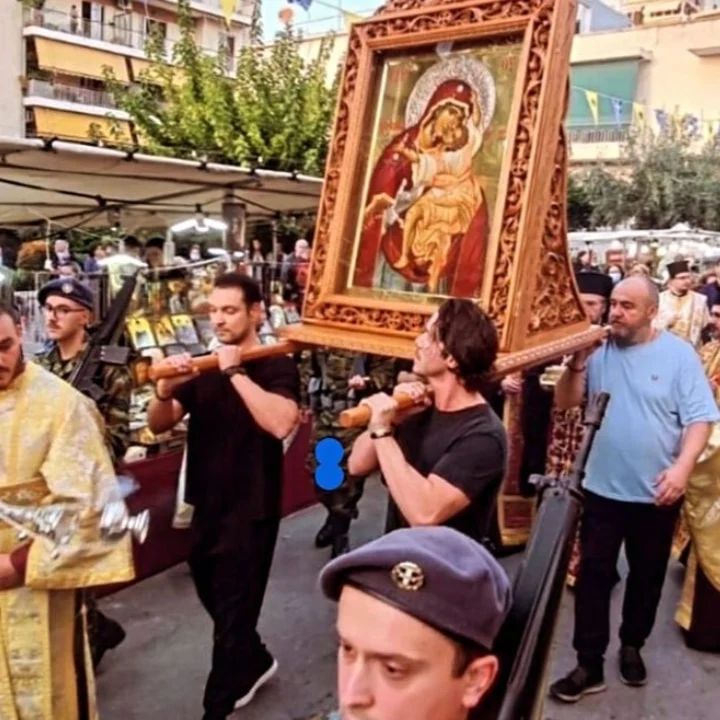 Στη λιτανεία της εικόνας της Παναγίας της Παρηγορήτριας, στην περιοχή του Βύρωνα, συμμετείχαν ο Νίκος Οικονομόπουλος και ο Τζίμης Σταθοκωστόπουλος.