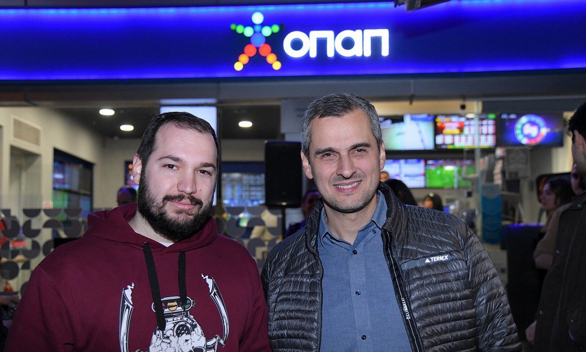 O Παναγιώτης Γκικοπούλης, ιδιοκτήτης του καταστήματος ΟΠΑΠ, με τον Ηλία Κατσαρό, Chief Retail Officer του ΟΠΑΠ