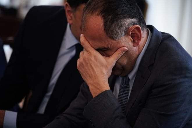 Οι επικοινωνιολόγοι επέβαλαν «πένθος» στο υπουργικό συμβούλιο - Όλοι έδειχναν σκυθρωποί και θλιμμένοι, ενώ δεν παύουν να προκαλούν τον λαό.
