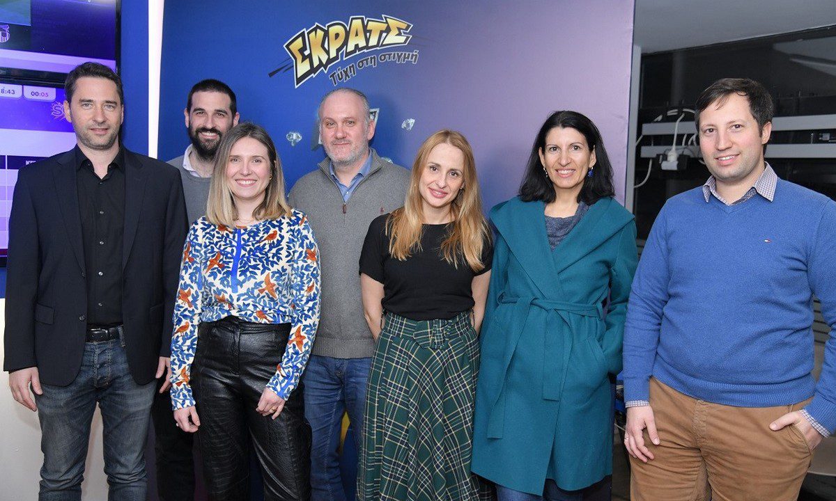 Ο Μάριος Διανέλλος, Hellenic Lotteries Director, με μέλη της ομάδας ΣΚΡΑΤΣ και Retail Experience του ΟΠΑΠ