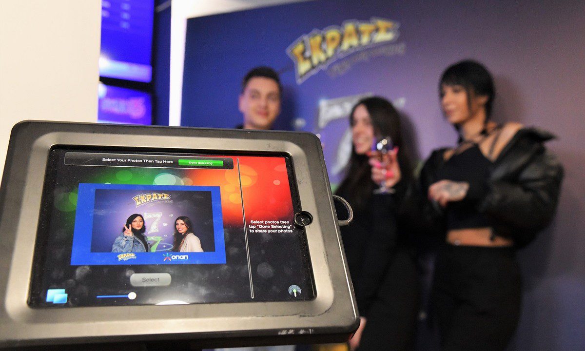 Αναμνηστικές φωτογραφίες στο photo booth του ΣΚΡΑΤΣ