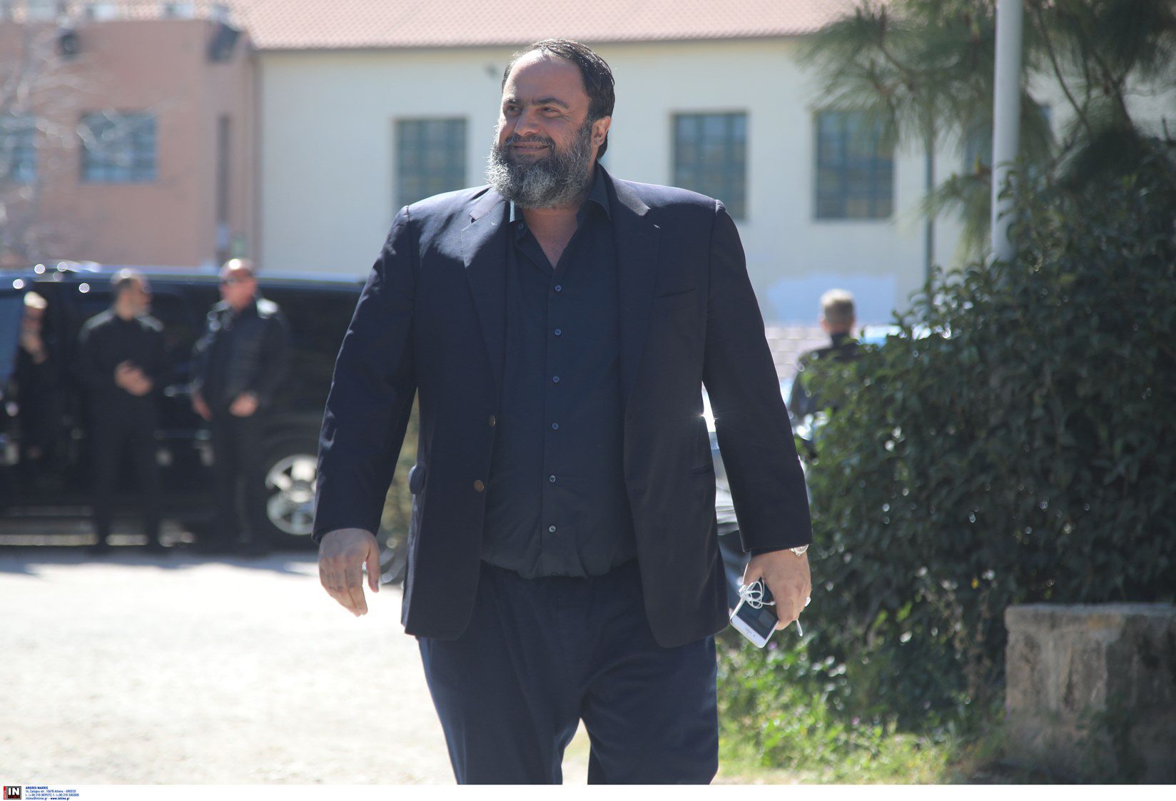Ο Βαγγέλης Μαρινάκης έξω από τα γραφεία.
