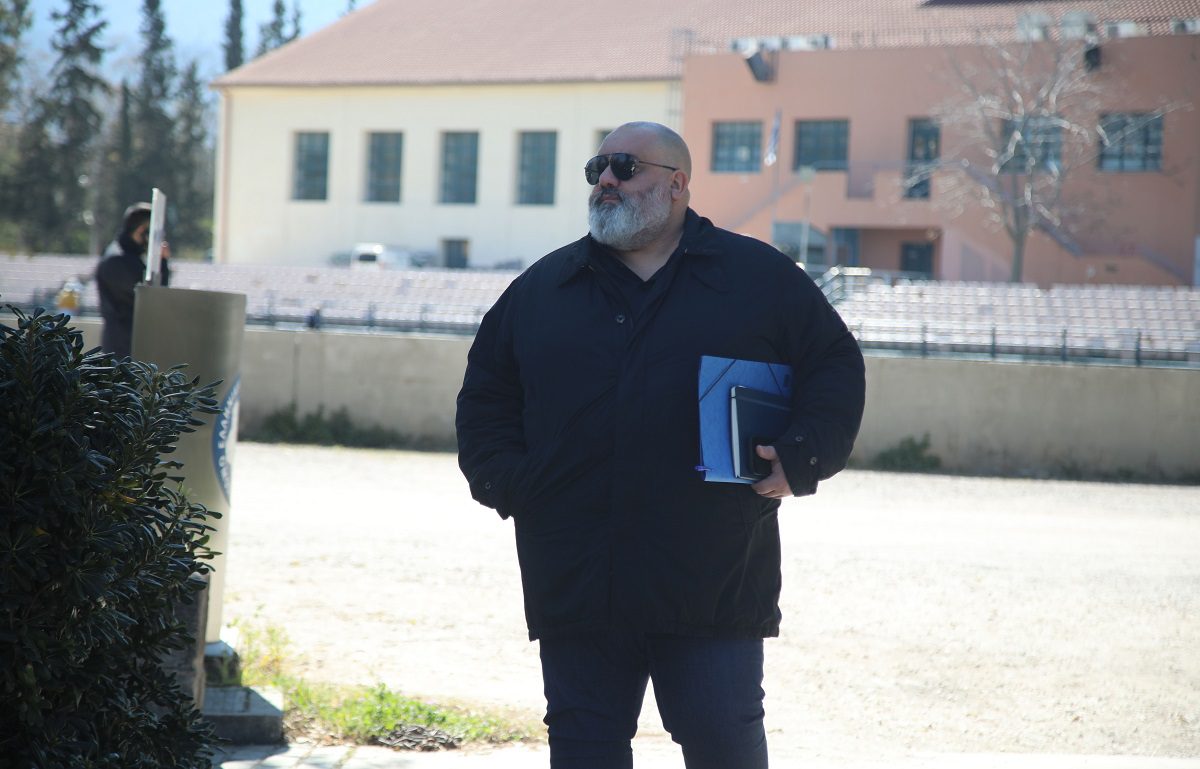 Ο Κώστας Καραπαπάς κατά την άφιξή του.
