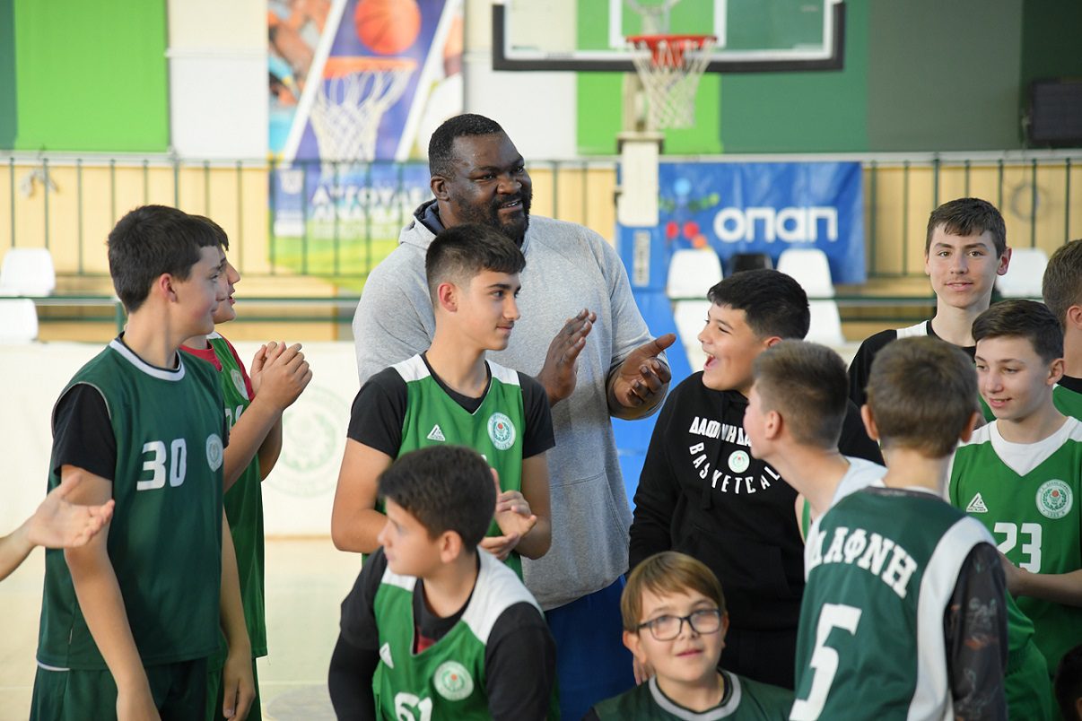 Ο ΟΠΑΠ γιόρτασε την Παγκόσμια Ημέρα Αθλητισμού με τον Σοφοκλή Σχορτσιανίτη και την παιδική ομάδα μπάσκετ της Αθλητικής Ακαδημίας ΟΠΑΠ 
