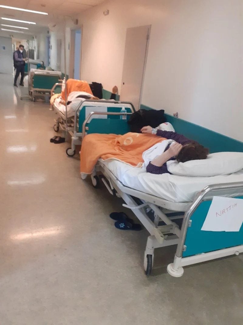 Παραμένουν τα ράντζα στις εφημερίες - Στο Αττικόν μια ολόκληρη κλινική έχει αχρηστευτεί και έχει μετατραπεί σε κοιτώνα γιατρών όπως καταγγέλει η ΠΟΕΔΗΝ.