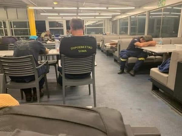 Σαν «στυμμένες λεμονόκουπες» παράτησε τους πυροσβέστες το κράτος - Τον γύρο του διαδικτύου κάνουν από χθες οι εικόνες ντροπής.