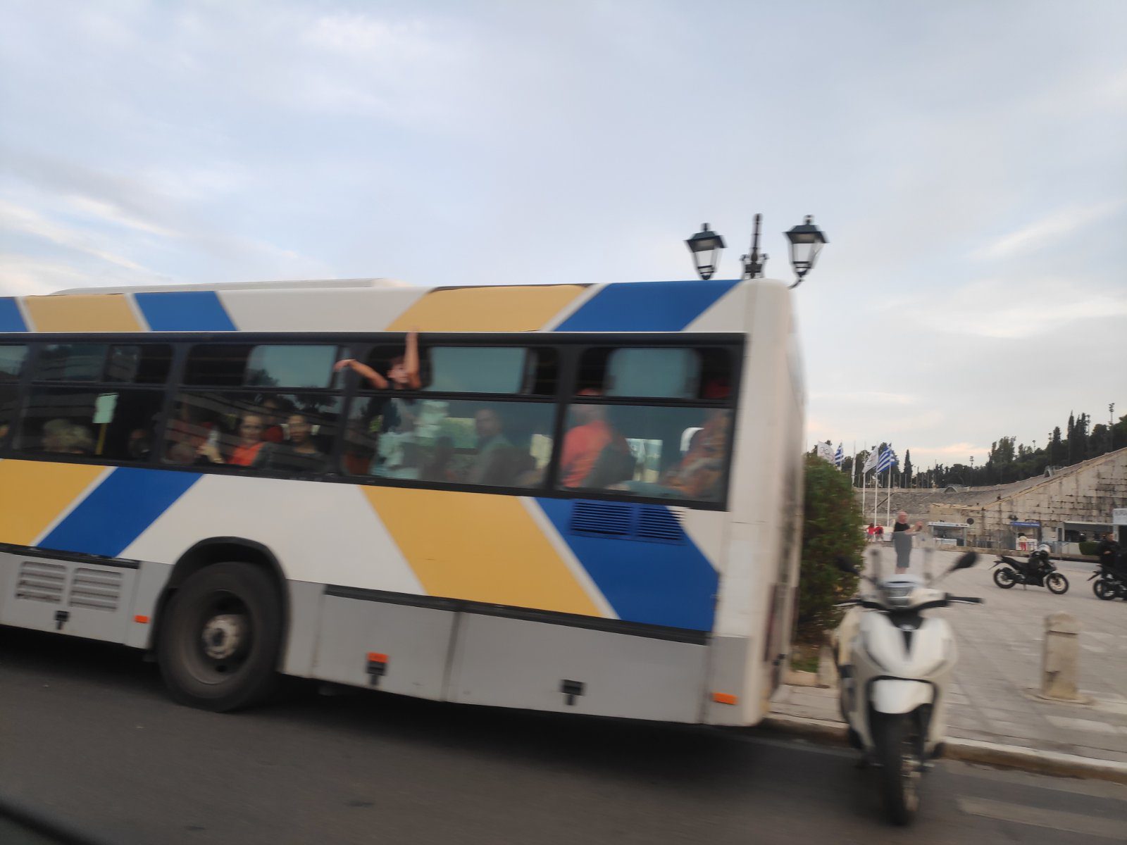 Το κέντρο της Αθήνας και μεταξύ άλλων το Καλλιμάρμαρο στάδιο επισκέφθηκαν οι Ολλανδοί φίλαθλοι λίγες ώρες πριν το ματς με την Εθνική Ελλάδας.