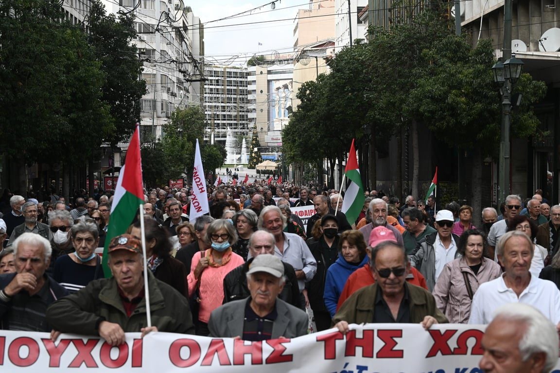 Αυξήσεις για μια αξιοπρεπή ζωή ζητούν οι περήφανοι συνταξιούχοι - Εντυπωσιακά μεγάλη πορεία στο κέντρο της Αθήνας.