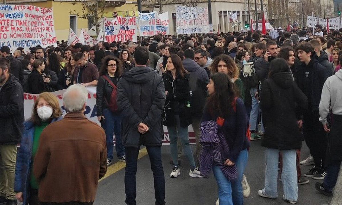 Τέμπη: Ματ έξω από τα γραφεία της Hellenic Train - Η πορεία στο σημείο