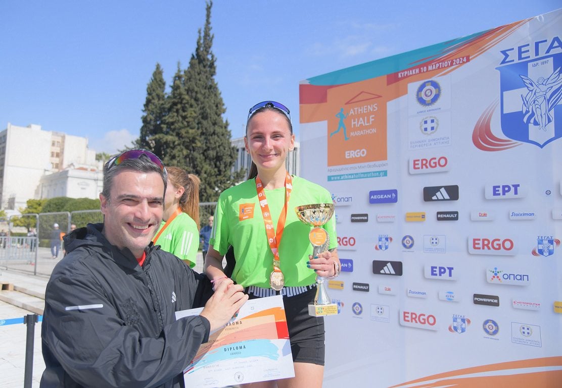 Ο Head of Sponsorships του ΟΠΑΠ, Γιώργος Ζούμας, βραβεύει τον αθλητή που τερμάτισε 3ος στους άνδρες στα 5χλμ ΟΠΑΠ