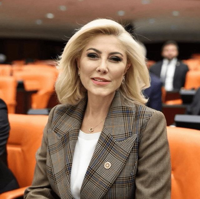 Αυτή είναι η Τουρκάλα βουλευτής από τη Σμύρνη που έτρωγε αστακους στο Μονακό ενώ οι Τούρκοι πεινάνε