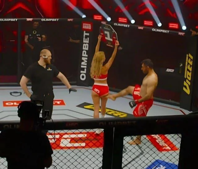Δείτε την ώρα που Ιρανός αθλητής MMA κλωτσά την κοπέλα που κρατά την πινακίδα με τους γύρους