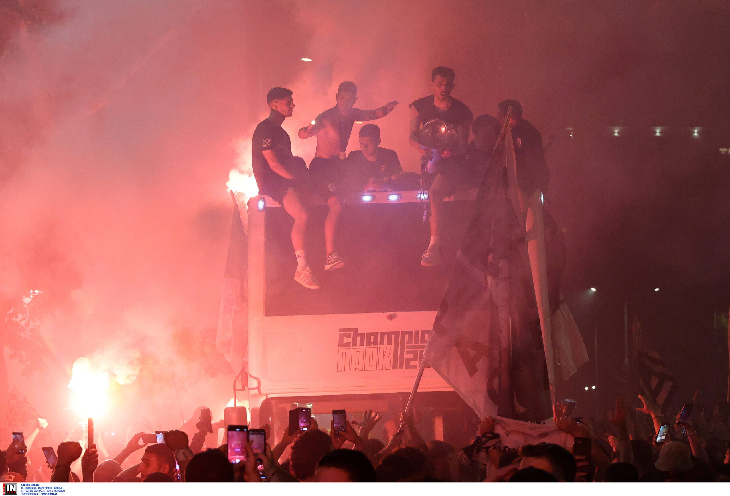 «Κάηκε» η Θεσσαλονίκη για τον πρωταθλητή ΠΑΟΚ - Πάρτι μέχρι το πρωί στο Λευκό Πύργο (pics &amp;vids)