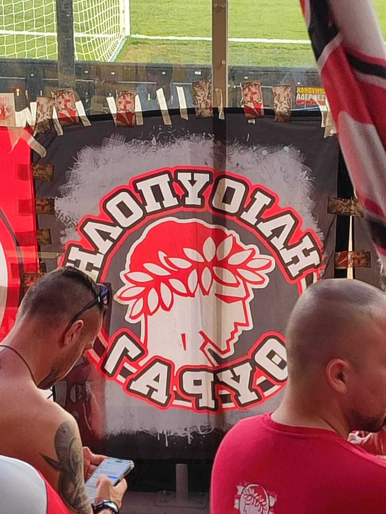 Ολυμπιακός - Φιορεντίνα: Άρχισαν να κολλάνε αυτοκόλλητα του Ολυμπιακού οι ερυθρόλευκοι οπαδοί στην OPAP Arena