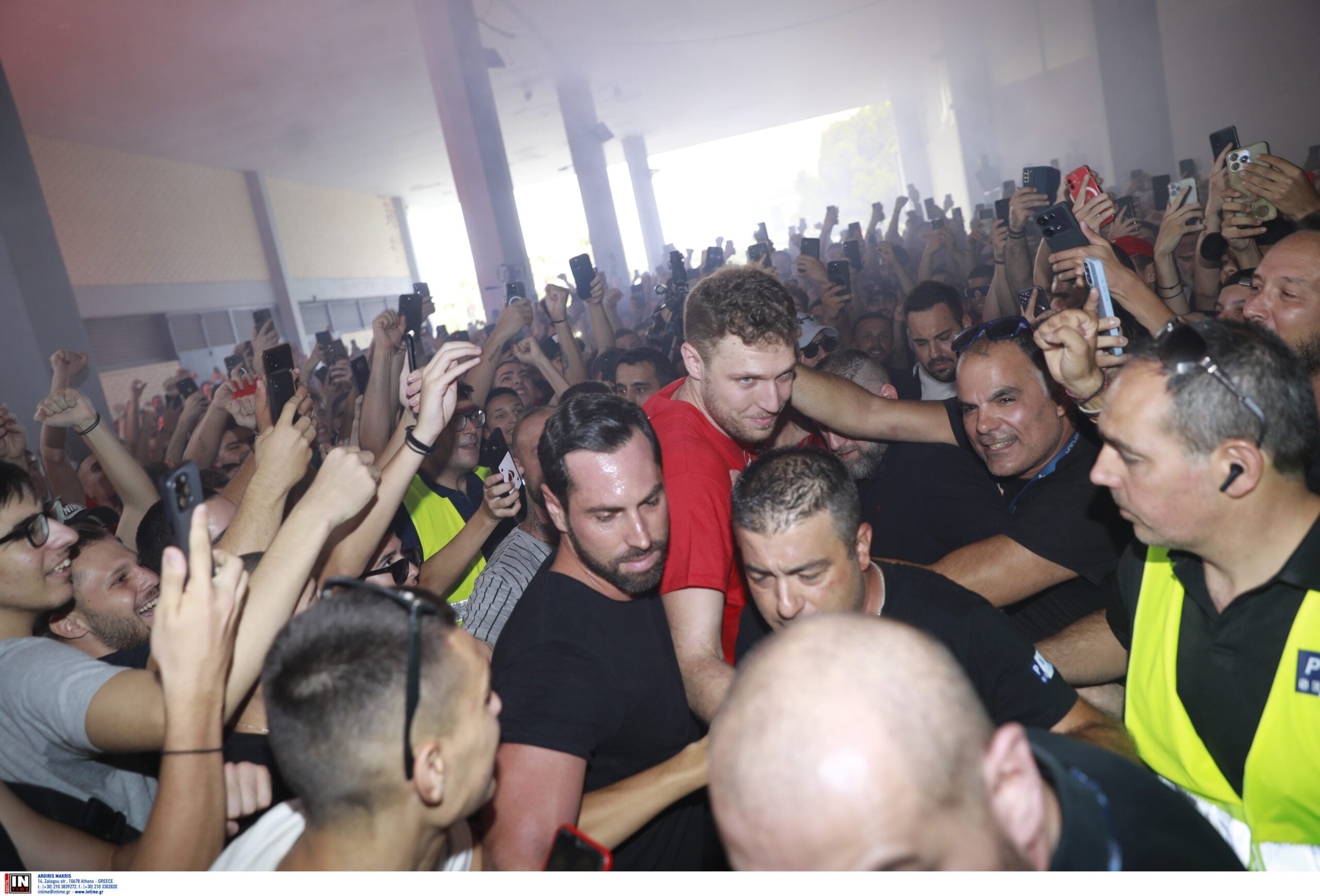 Σάσα Βεζένκοφ: Δείτε φωτογραφίες από την αποθεωτική υποδοχή στο ΣΕΦ