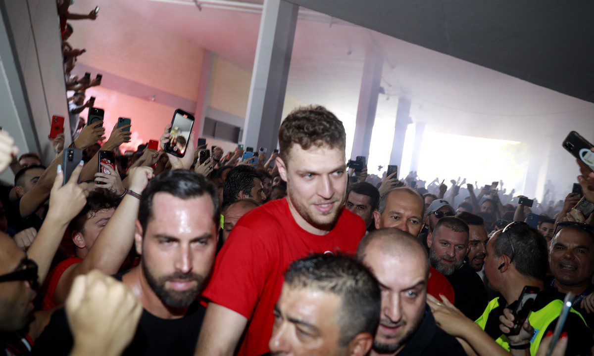 Η άφιξη και η παρουσίαση του Σάσα Βεζένκοφ σε Live Streaming