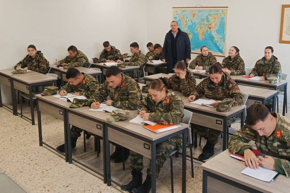 Σε τροχιά Νέων Τεχνολογιών οι Ένοπλες Δυνάμεις Και Η Σχολή Μονίμων Υπαξιωματικών (ΣΜΥ). Απογειώνονται με τον καθηγητή Μάριο Παπαευσταθίου.