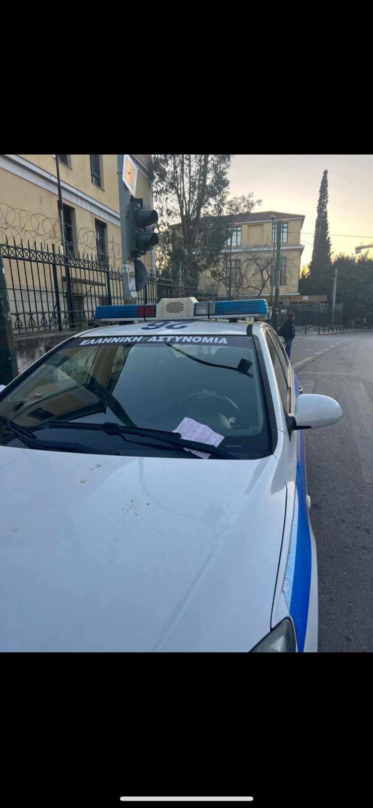 Έγραψαν περιπολικό έξω από την Ευελπίδων