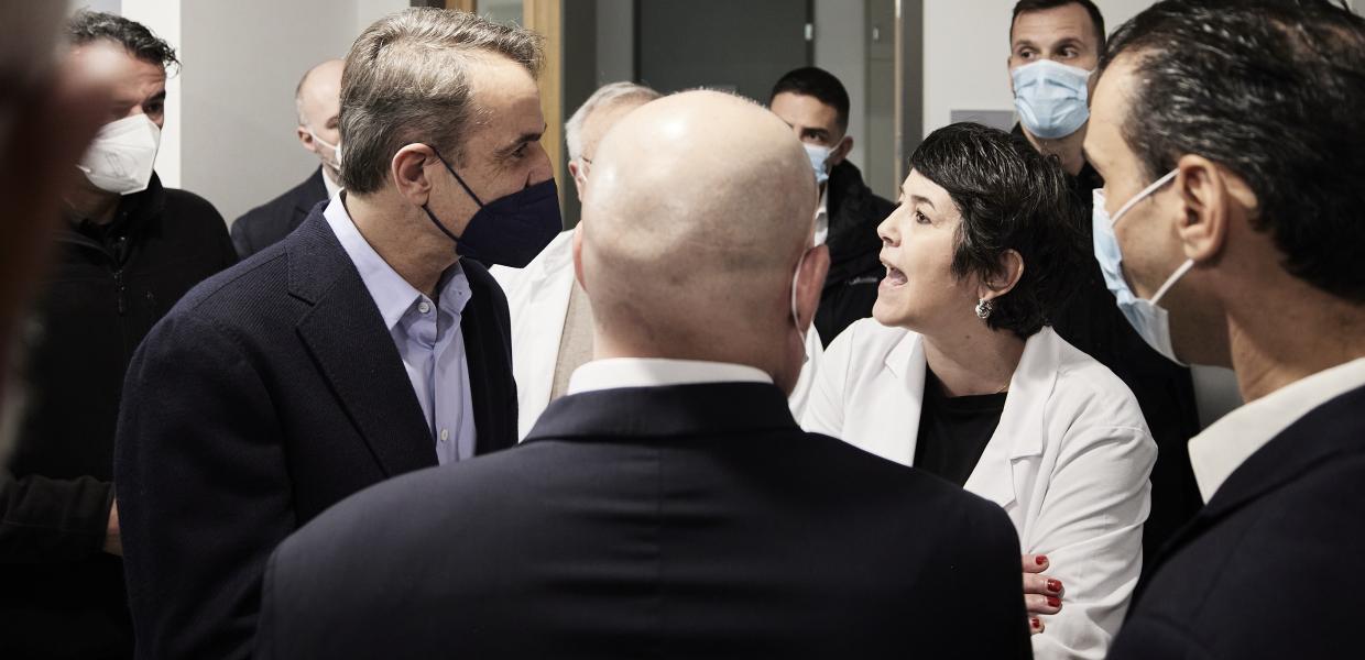Σφοδρές αποδοκιμασίες από γιατρούς - «Έχετε φέρει τους ασφαλίτες! Ήρθατε στη ζούλα κύριε πρωθυπουργέ» - Αμήχανος ο Μητσοτάκης.
