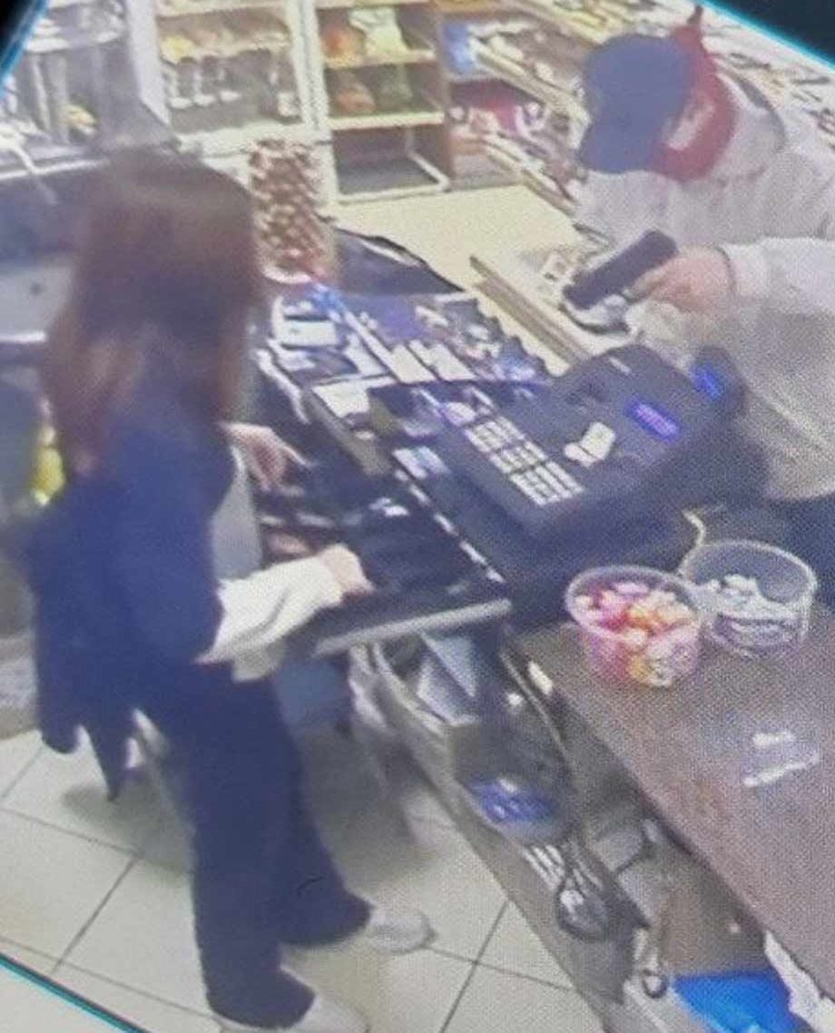 Ληστεία Παλλήνη: Αυτός είναι ο δράστης - Δείτε πως σημαδεύει με το όπλο την γυναίκα στην ταμειακή