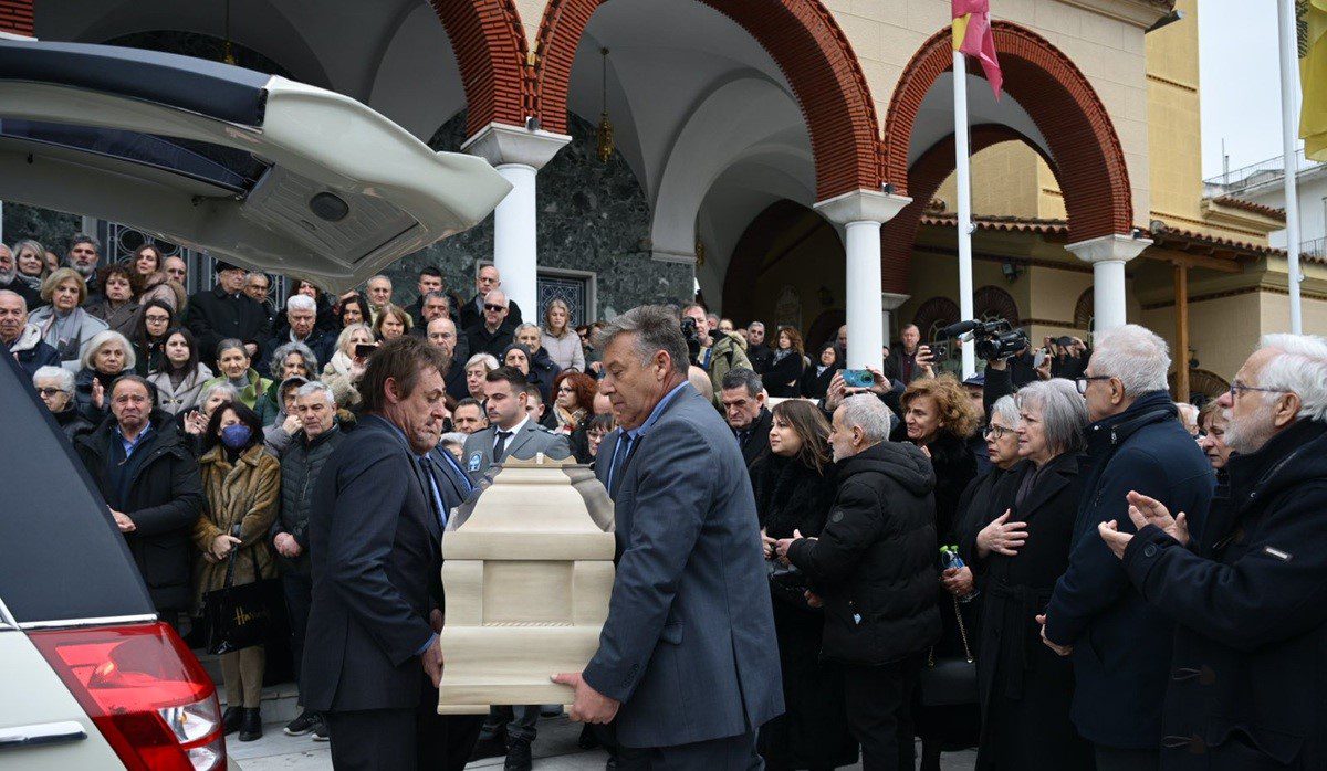 «Να προσέχετε τα παιδάκια σας» είπε η χαροκαμένη μάνα - «Θα απαιτήσουμε δικαίωση» είπε ο θείος - Στην κηδεία και η Μ.Καρυστιανού.