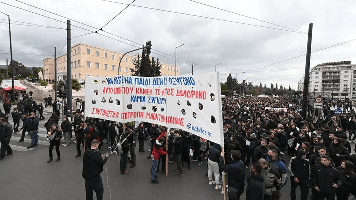 Τέμπη: Μαζικές διαδηλώσεις της εκπαιδευτικής κοινότητας σε Αθήνα, Θεσσαλονίκη, Λάρισα, Ηράκλειο - Φώναζαν το σύνθημα «δολοφόνοι».