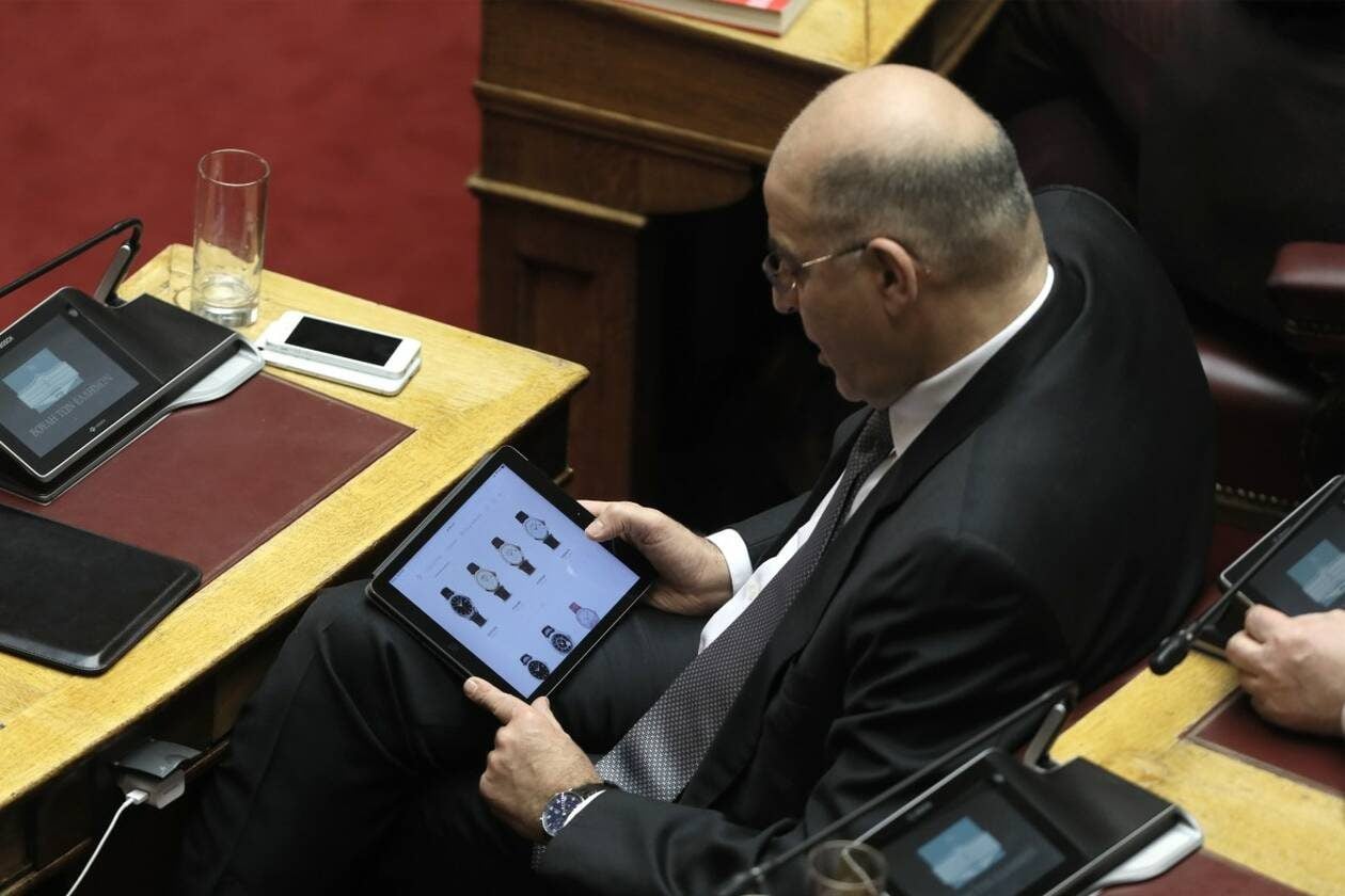 Ο Δένδιας έψαχνε να αγοράσει ένα ρολόι 29.375 ευρώ ενώ ψήφιζε στη Βουλή;