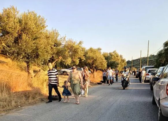 Με τα πόδια στη Χάρη Της! Συγκλονιστική κοσμοσυρροή στην Αγία Μαρίνα Βόνης