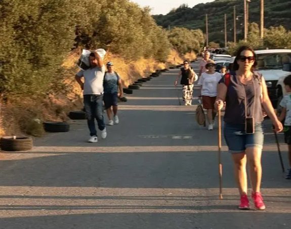 Με τα πόδια στη Χάρη Της! Συγκλονιστική κοσμοσυρροή στην Αγία Μαρίνα Βόνης