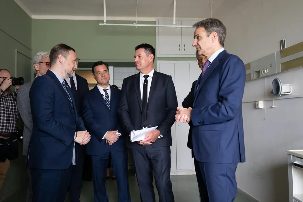 Ο Πρωθυπουργός, Κυριάκος Μητσοτάκης, και ο Ιδρυτής και Πρόεδρος της Allwyn, Karel Komarek, περιηγούνται στους χώρους του Αντικαρκινικού Νοσοκομείου «ΜΕΤΑΞΑ» και ενημερώνονται για τις παρεμβάσεις που θα πραγματοποιηθούν