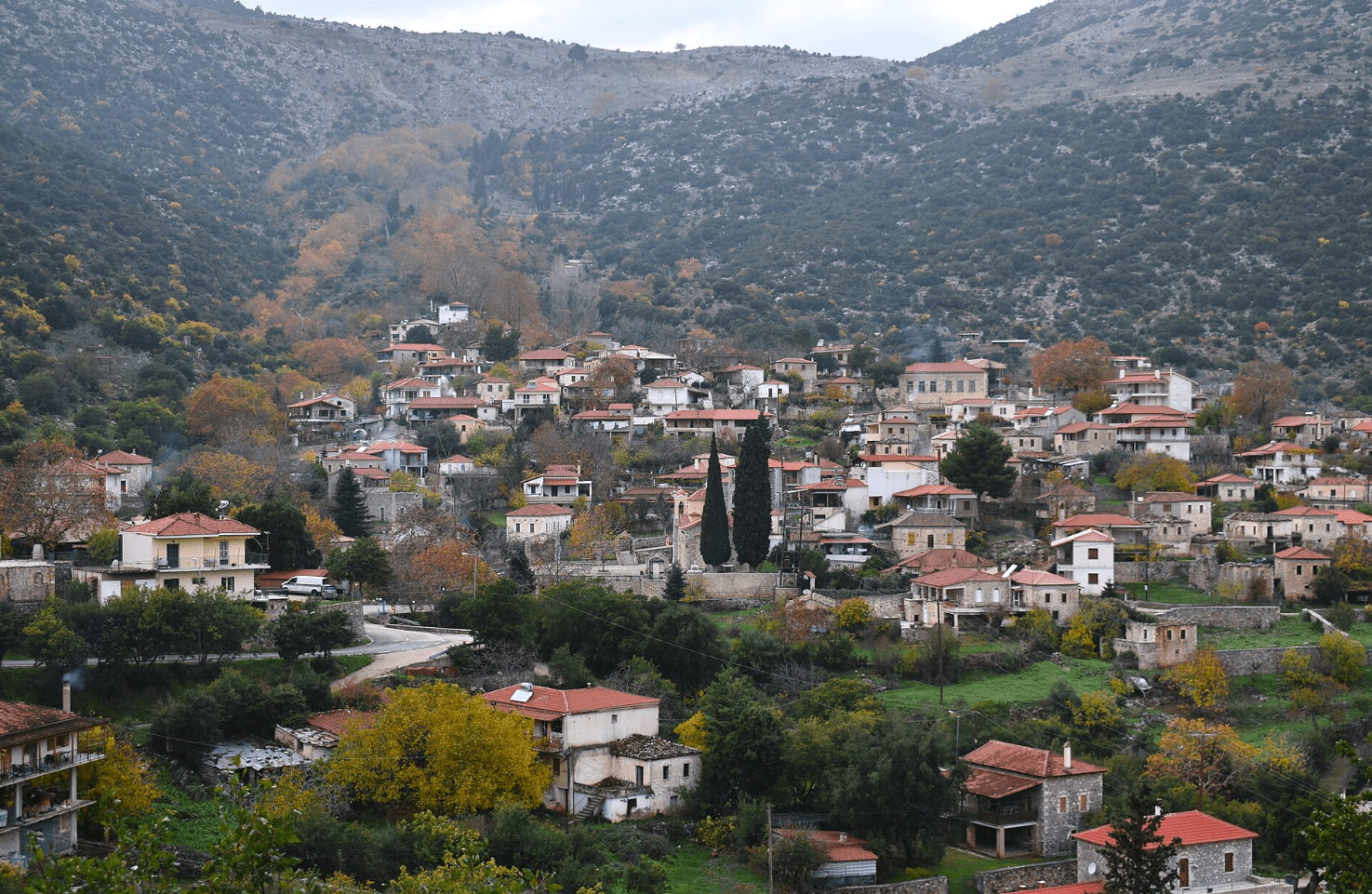 Πανοραμική εικόνα της Καρυάς Αργολίδας, που συνδέεται με τα εξωτερικά γυρίσματα του Κολοκοτρωνιτσίου