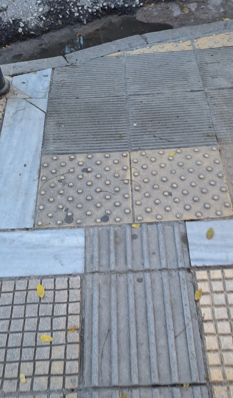 Ανάγλυφα πλακάκια προειδοποίησης για άτομα με μειωμένη όραση